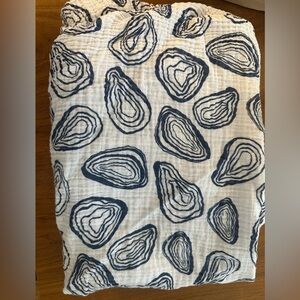 Lewis home oyster print crib sheet